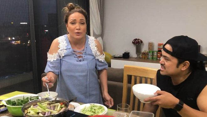 Danh ca Thanh Hà nấu ăn, fan mải ngắm phản ứng của tình trẻ và con gái lai của cô-2