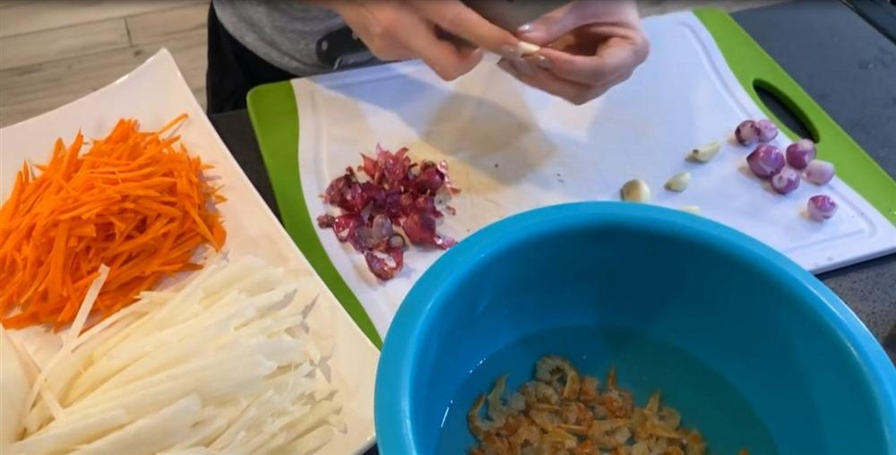 Danh ca Thanh Hà nấu ăn, fan mải ngắm phản ứng của tình trẻ và con gái lai của cô-3