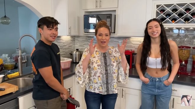 Danh ca Thanh Hà nấu ăn, fan mải ngắm phản ứng của tình trẻ và con gái lai của cô-4