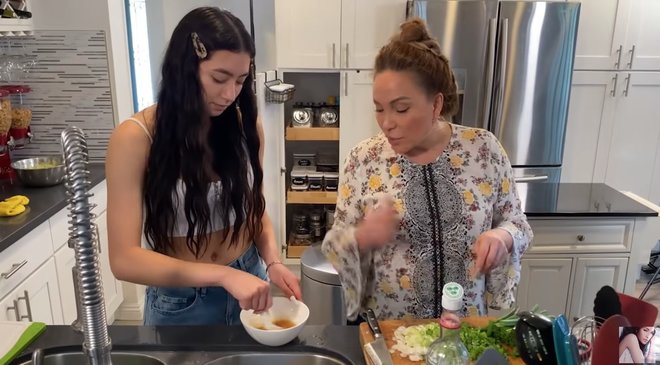 Danh ca Thanh Hà nấu ăn, fan mải ngắm phản ứng của tình trẻ và con gái lai của cô-5
