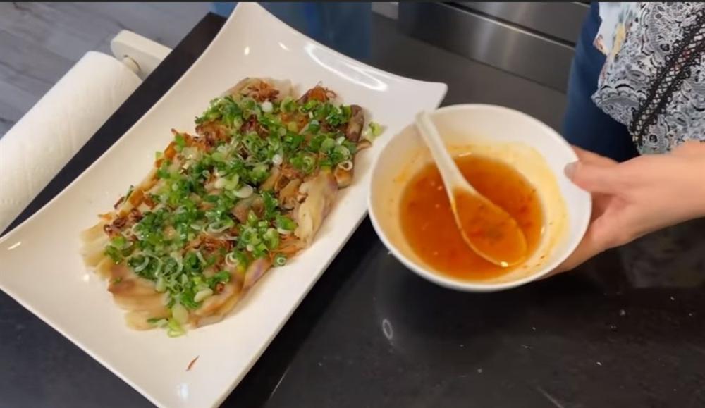 Danh ca Thanh Hà nấu ăn, fan mải ngắm phản ứng của tình trẻ và con gái lai của cô-6