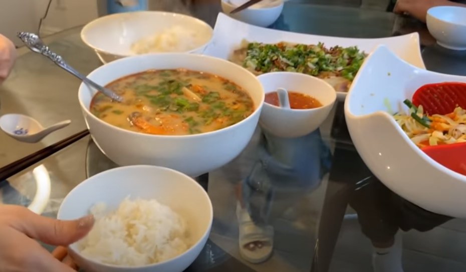 Danh ca Thanh Hà nấu ăn, fan mải ngắm phản ứng của tình trẻ và con gái lai của cô-7