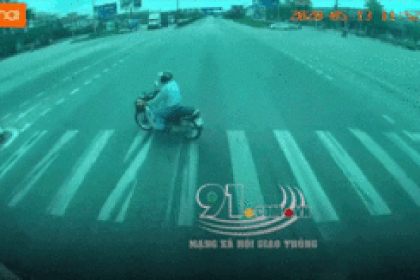 Sang đường thiếu quan sát, người đàn ông suýt chết dưới bánh xe container