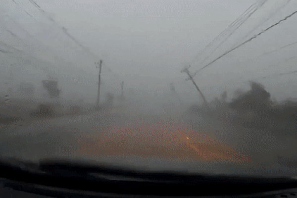 Mái nhà bị gió lớn cuốn, quật ngã người đi đường-1