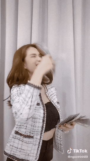 Ngọc Trinh đi đường quyền khoe cọc tiền đô rồi ngồi chồm hổm dọn: Sở thích giản dị của nữ đại gia ở nhà 24 tỷ đây chăng?-3