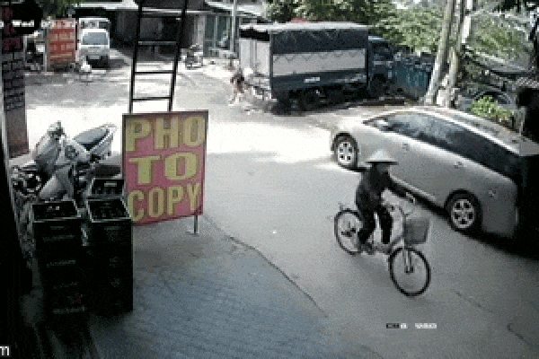 Clip: Đang rửa xe tải, tai họa bỗng ập đến với người đàn ông sau 10 giây