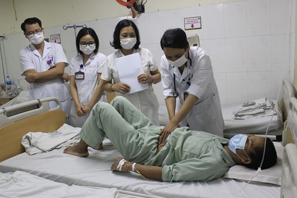 Giun lúc nhúc đâm thủng ruột người đàn ông Lào Cai-2