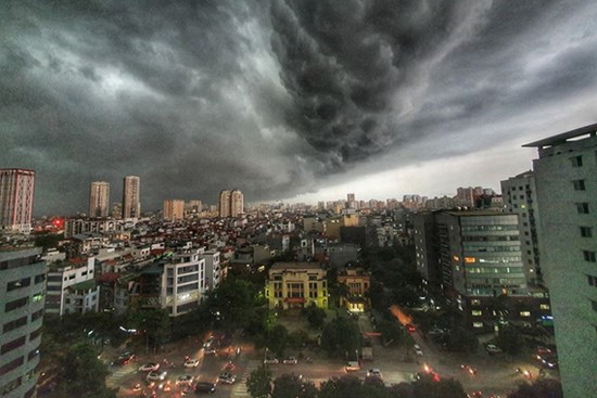5h chiều bầu trời Hà Nội bất ngờ tối sầm, người đi đường vội vàng về nhà trong cơn mưa giờ cao điểm