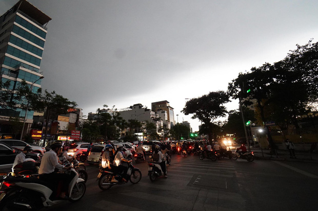 5h chiều bầu trời Hà Nội bất ngờ tối sầm, người đi đường vội vàng về nhà trong cơn mưa giờ cao điểm-1
