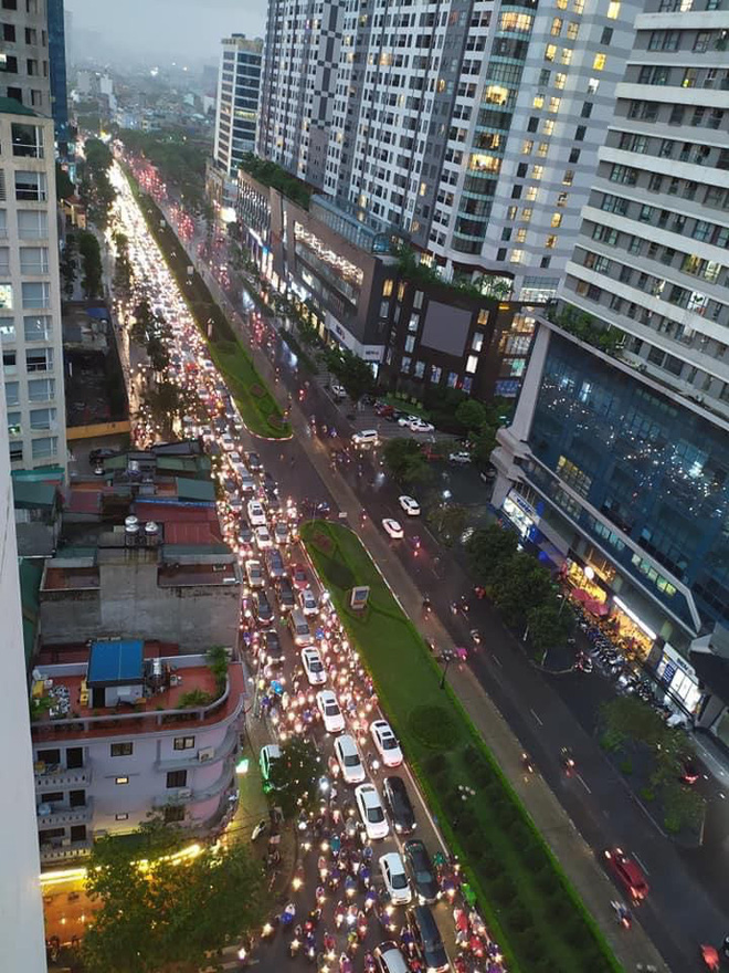 5h chiều bầu trời Hà Nội bất ngờ tối sầm, người đi đường vội vàng về nhà trong cơn mưa giờ cao điểm-11