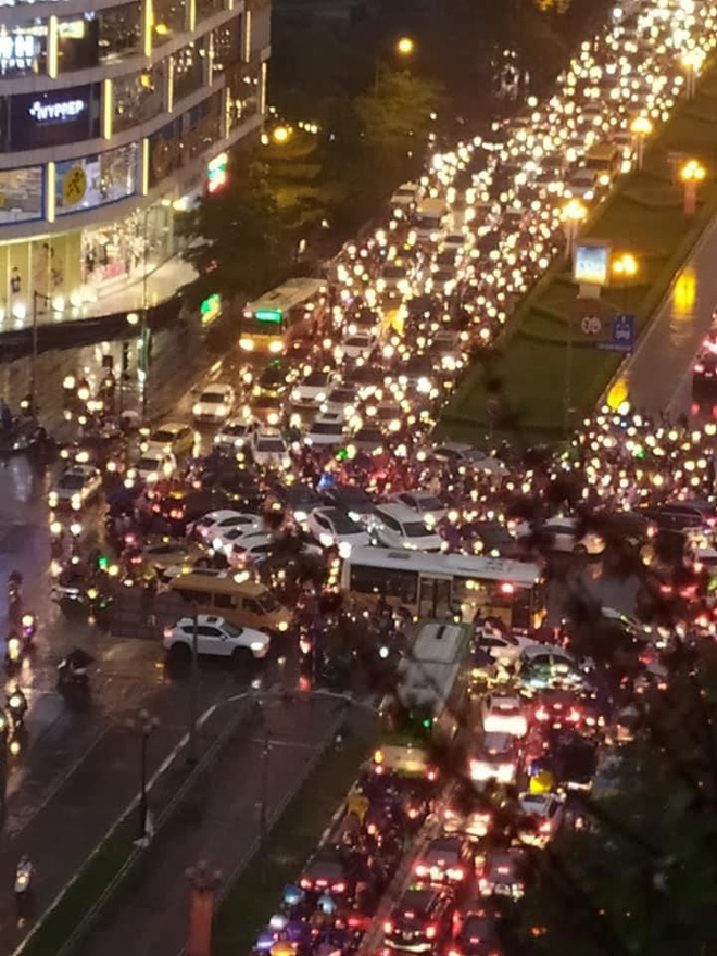 5h chiều bầu trời Hà Nội bất ngờ tối sầm, người đi đường vội vàng về nhà trong cơn mưa giờ cao điểm-12