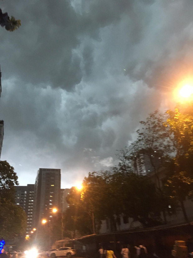 5h chiều bầu trời Hà Nội bất ngờ tối sầm, người đi đường vội vàng về nhà trong cơn mưa giờ cao điểm-4