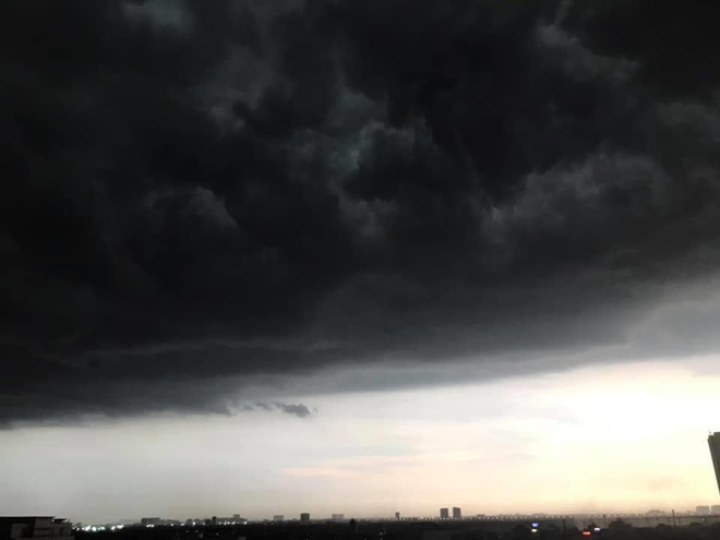 5h chiều bầu trời Hà Nội bất ngờ tối sầm, người đi đường vội vàng về nhà trong cơn mưa giờ cao điểm-7