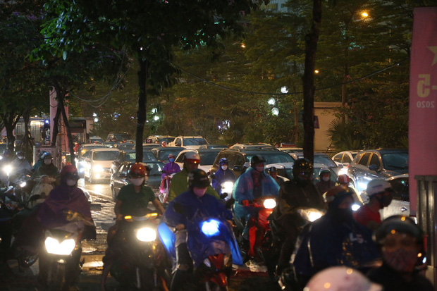 5h chiều bầu trời Hà Nội bất ngờ tối sầm, người đi đường vội vàng về nhà trong cơn mưa giờ cao điểm-15