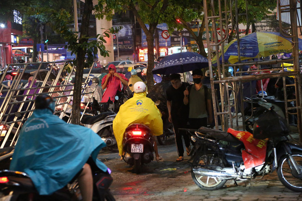 5h chiều bầu trời Hà Nội bất ngờ tối sầm, người đi đường vội vàng về nhà trong cơn mưa giờ cao điểm-16