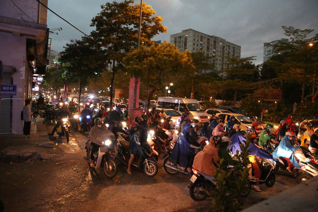 5h chiều bầu trời Hà Nội bất ngờ tối sầm, người đi đường vội vàng về nhà trong cơn mưa giờ cao điểm-18