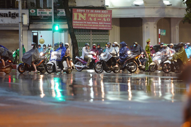 5h chiều bầu trời Hà Nội bất ngờ tối sầm, người đi đường vội vàng về nhà trong cơn mưa giờ cao điểm-20