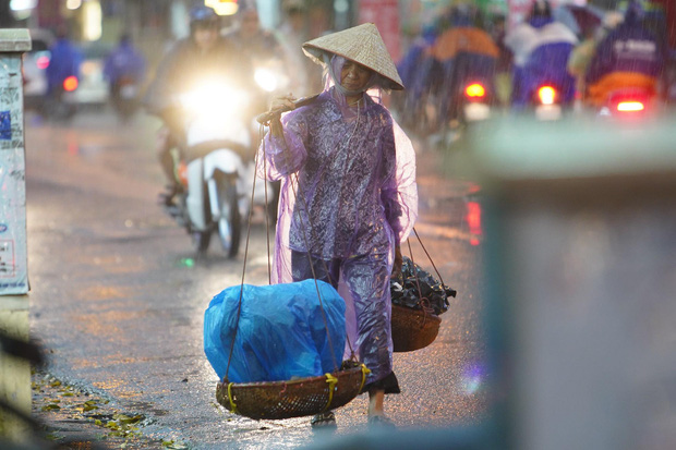5h chiều bầu trời Hà Nội bất ngờ tối sầm, người đi đường vội vàng về nhà trong cơn mưa giờ cao điểm-26