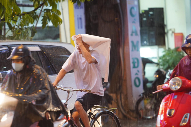 5h chiều bầu trời Hà Nội bất ngờ tối sầm, người đi đường vội vàng về nhà trong cơn mưa giờ cao điểm-27
