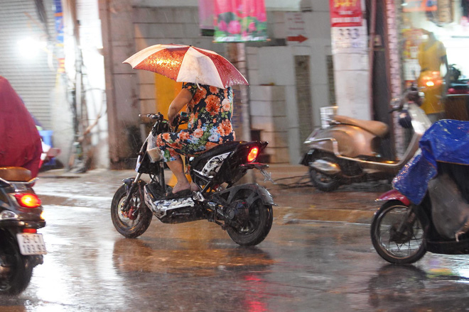 5h chiều bầu trời Hà Nội bất ngờ tối sầm, người đi đường vội vàng về nhà trong cơn mưa giờ cao điểm-30