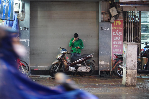 5h chiều bầu trời Hà Nội bất ngờ tối sầm, người đi đường vội vàng về nhà trong cơn mưa giờ cao điểm-31