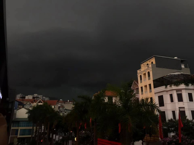 Ảnh: Bầu trời Hà Nội bỗng dưng tối đen như mực giữa ban ngày, vừa đáng sợ vừa đẹp kỳ vĩ-1