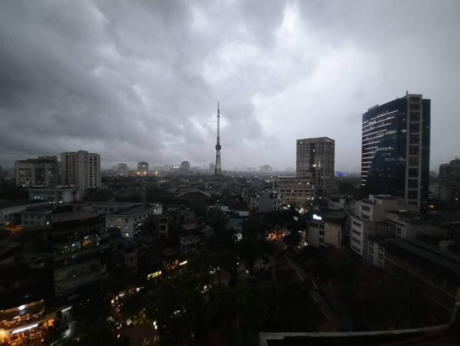 Ảnh: Bầu trời Hà Nội bỗng dưng tối đen như mực giữa ban ngày, vừa đáng sợ vừa đẹp kỳ vĩ-11