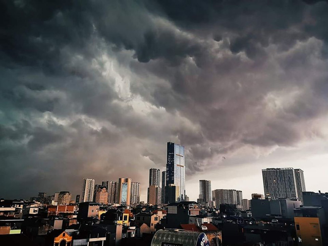 Ảnh: Bầu trời Hà Nội bỗng dưng tối đen như mực giữa ban ngày, vừa đáng sợ vừa đẹp kỳ vĩ-2