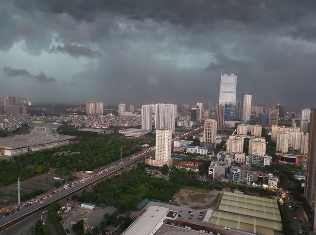 Ảnh: Bầu trời Hà Nội bỗng dưng tối đen như mực giữa ban ngày, vừa đáng sợ vừa đẹp kỳ vĩ-3