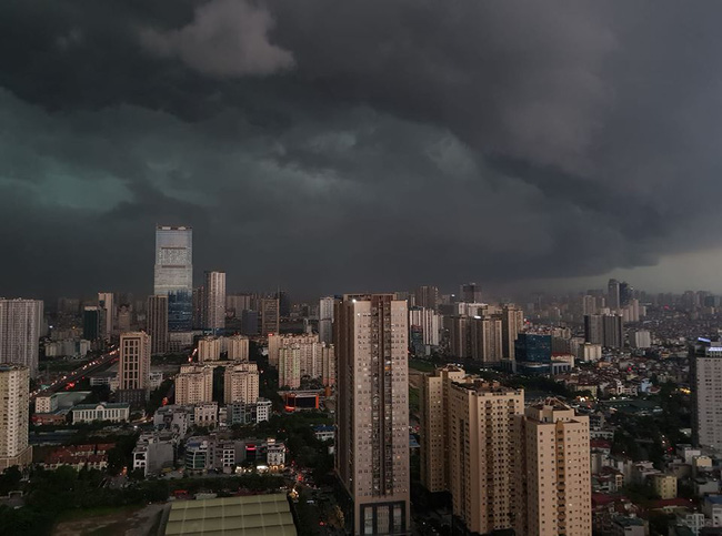 Ảnh: Bầu trời Hà Nội bỗng dưng tối đen như mực giữa ban ngày, vừa đáng sợ vừa đẹp kỳ vĩ-4