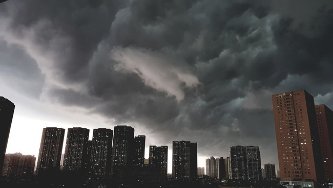 Ảnh: Bầu trời Hà Nội bỗng dưng tối đen như mực giữa ban ngày, vừa đáng sợ vừa đẹp kỳ vĩ-5