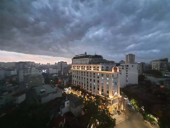 Ảnh: Bầu trời Hà Nội bỗng dưng tối đen như mực giữa ban ngày, vừa đáng sợ vừa đẹp kỳ vĩ-6