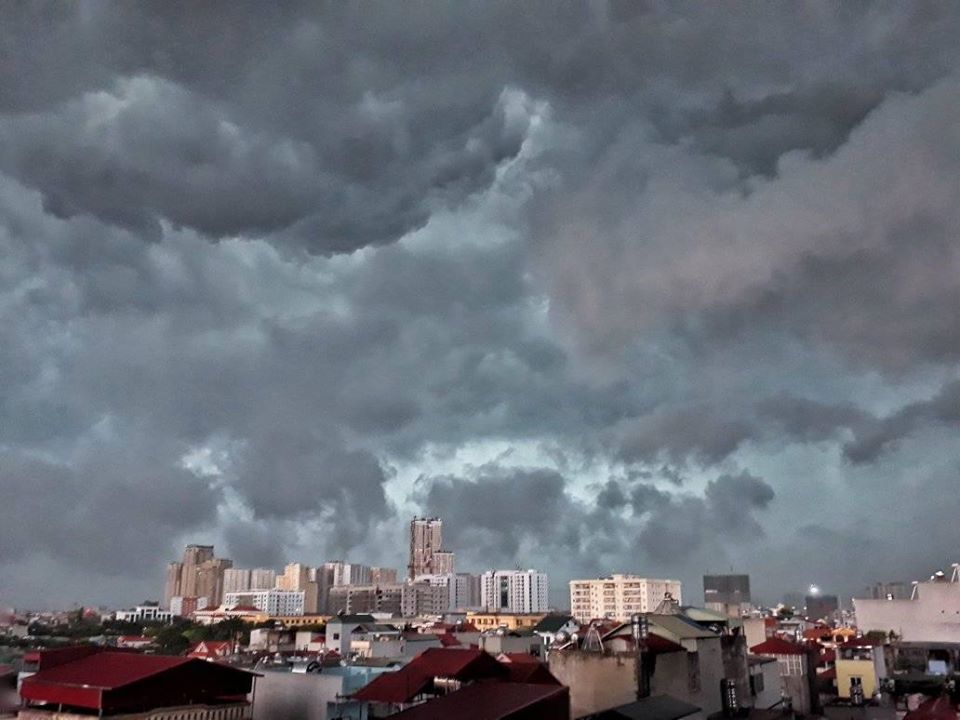 Ảnh: Bầu trời Hà Nội bỗng dưng tối đen như mực giữa ban ngày, vừa đáng sợ vừa đẹp kỳ vĩ-7