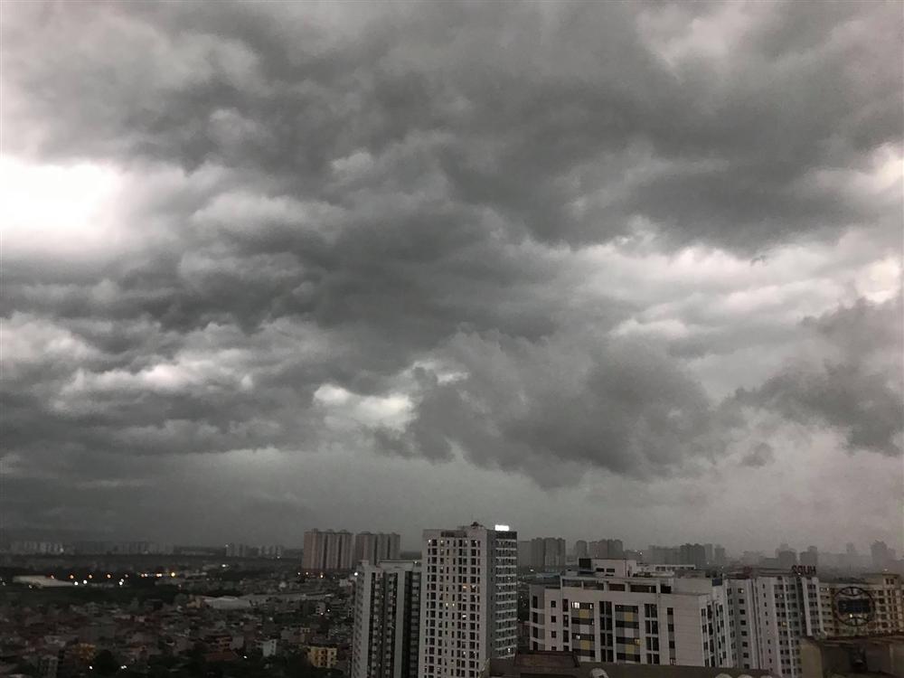 Ảnh: Bầu trời Hà Nội bỗng dưng tối đen như mực giữa ban ngày, vừa đáng sợ vừa đẹp kỳ vĩ-8