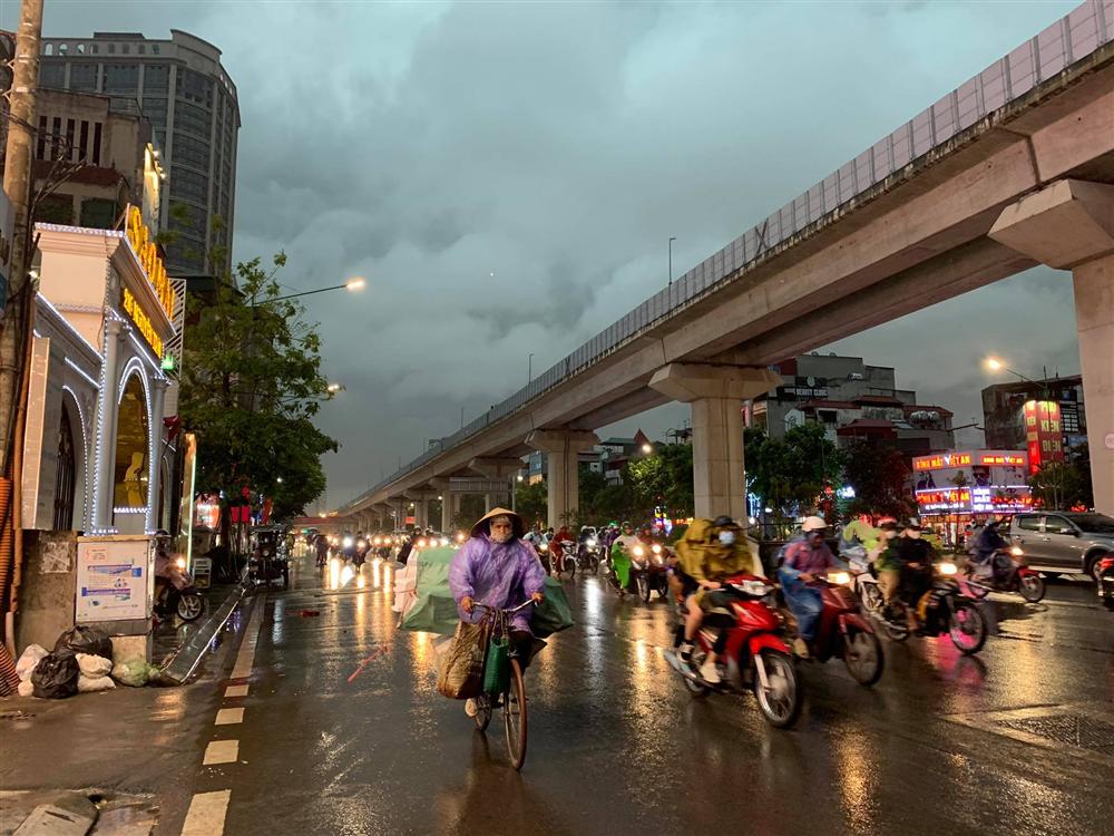 Ảnh: Bầu trời Hà Nội bỗng dưng tối đen như mực giữa ban ngày, vừa đáng sợ vừa đẹp kỳ vĩ-9