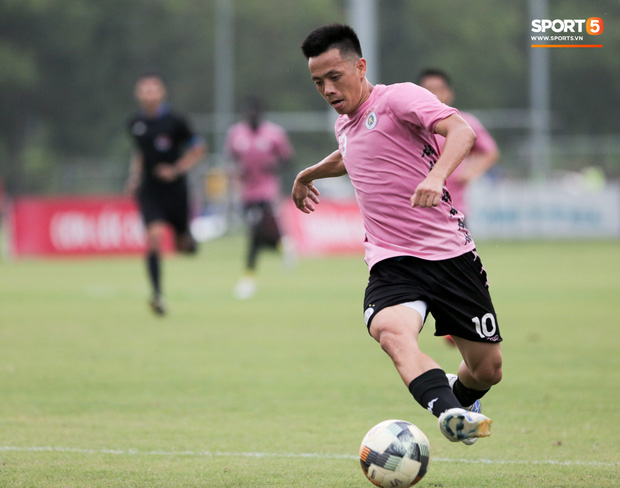 Quang Hải biểu lộ sắc thái thế nào trên sân bóng sau khi công khai hẹn hò Huỳnh Anh?-10