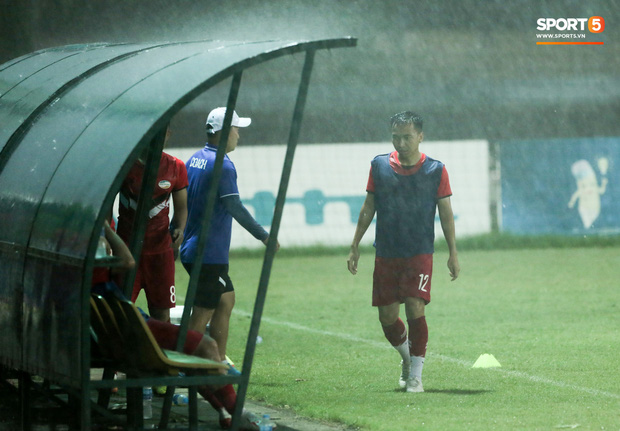 Quang Hải biểu lộ sắc thái thế nào trên sân bóng sau khi công khai hẹn hò Huỳnh Anh?-4