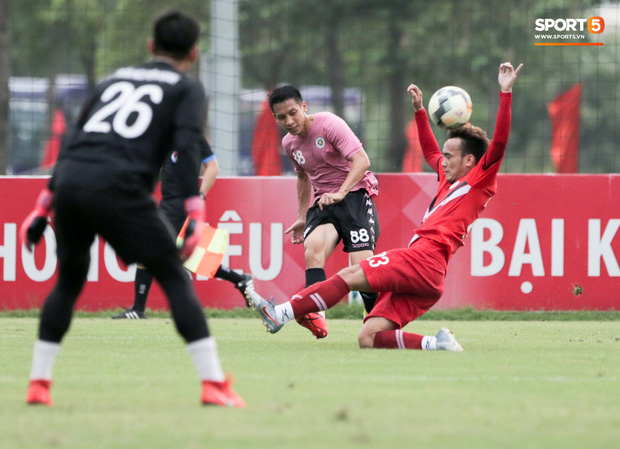 Quang Hải biểu lộ sắc thái thế nào trên sân bóng sau khi công khai hẹn hò Huỳnh Anh?-9