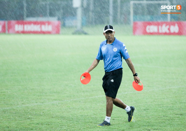 Quang Hải biểu lộ sắc thái thế nào trên sân bóng sau khi công khai hẹn hò Huỳnh Anh?-12