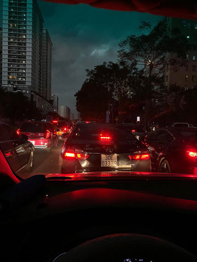 Đường phố Hà Nội tắc cứng trong cơn mưa lớn, đường Lê Văn Lương thất thủ-1