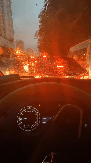 Đường phố Hà Nội tắc cứng trong cơn mưa lớn, đường Lê Văn Lương thất thủ-2