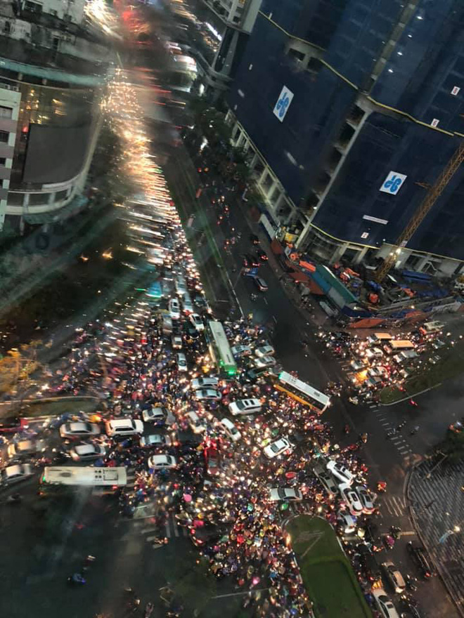 Đường phố Hà Nội tắc cứng trong cơn mưa lớn, đường Lê Văn Lương thất thủ-3