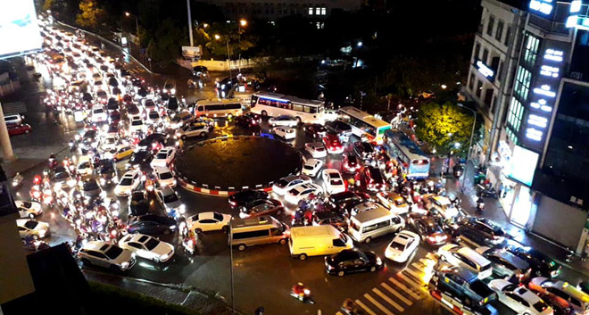 Đường phố Hà Nội tắc cứng trong cơn mưa lớn, đường Lê Văn Lương thất thủ-12