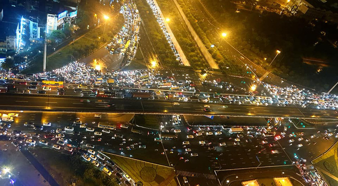 Đường phố Hà Nội tắc cứng trong cơn mưa lớn, đường Lê Văn Lương thất thủ-13