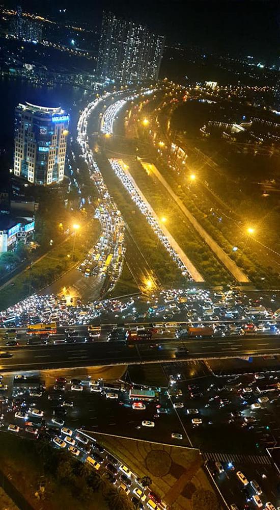 Đường phố Hà Nội tắc cứng trong cơn mưa lớn, đường Lê Văn Lương thất thủ-14