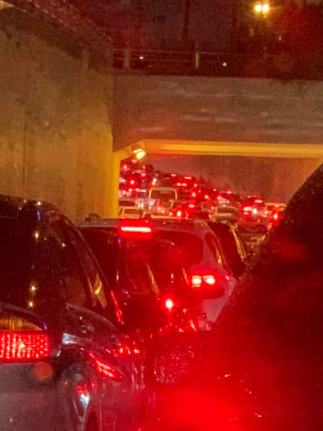 Đường phố Hà Nội tắc cứng trong cơn mưa lớn, đường Lê Văn Lương thất thủ-16