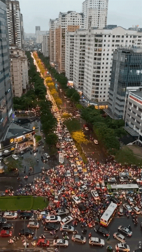 Đường phố Hà Nội tắc cứng trong cơn mưa lớn, đường Lê Văn Lương thất thủ-8