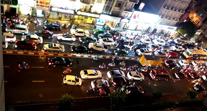 Đường phố Hà Nội tắc cứng trong cơn mưa lớn, đường Lê Văn Lương thất thủ-11