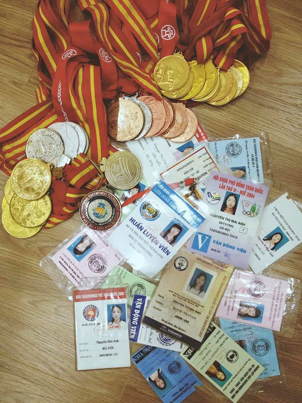 Hội con nhà người ta khoe thành tích dày cộm thời đi học, nào là điểm cao, giấy khen, huy chương nhìn thôi là choáng-5