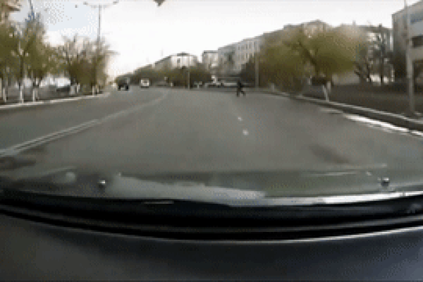 Mái nhà bị gió cuốn xuống đường, suýt trúng người đi bộ